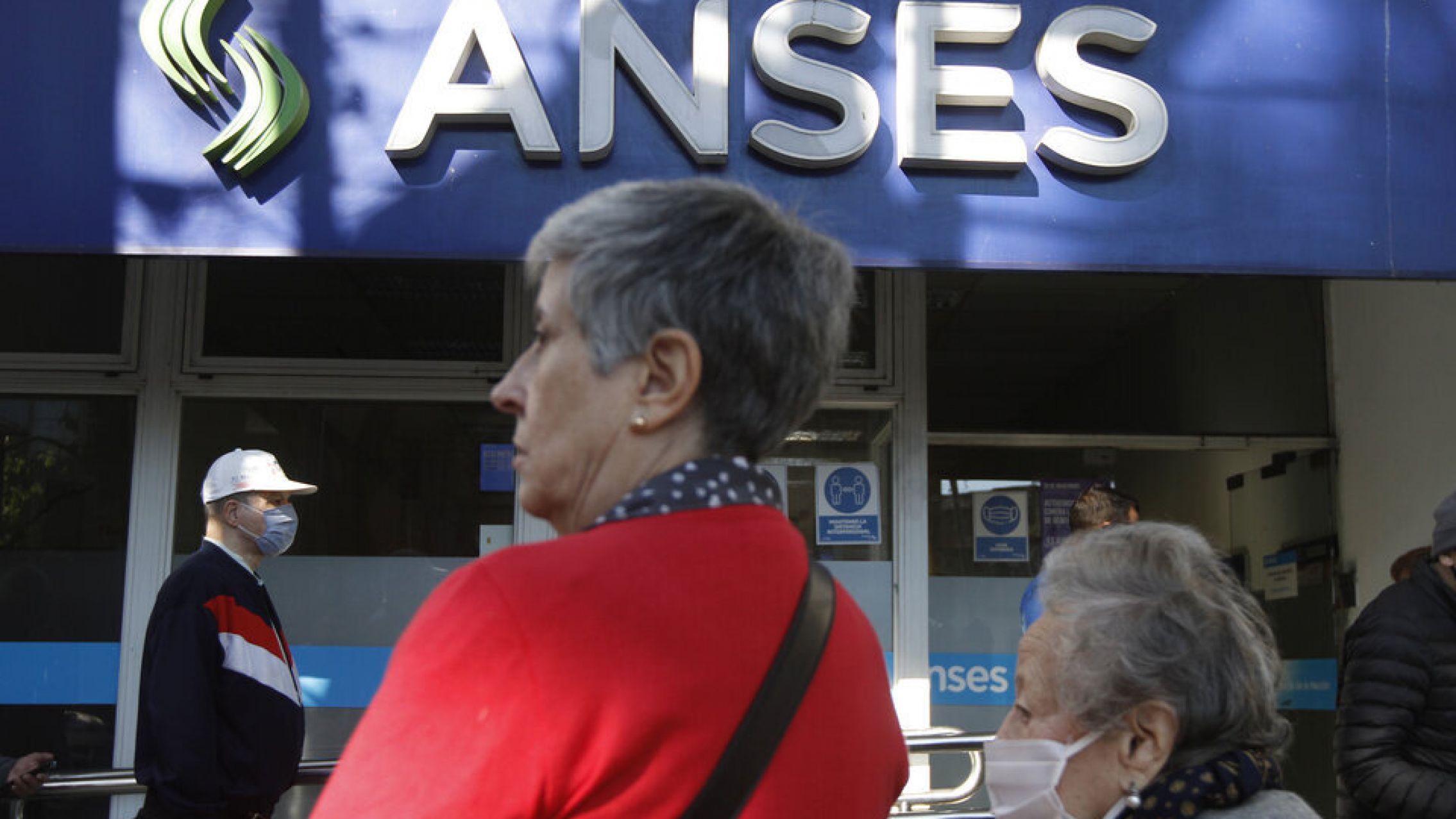 Por debajo de lo anunciado por Caputo y a la espera del bono, las jubilaciones subirán un 27,18% en marzo